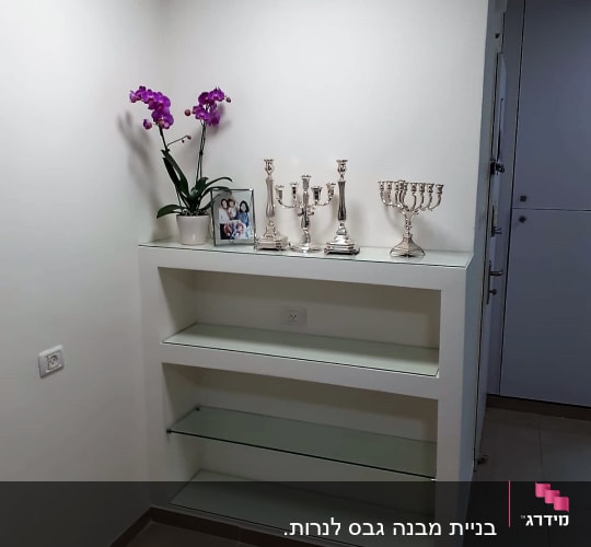 מדף גבס עם חפצי נוי ומתכת